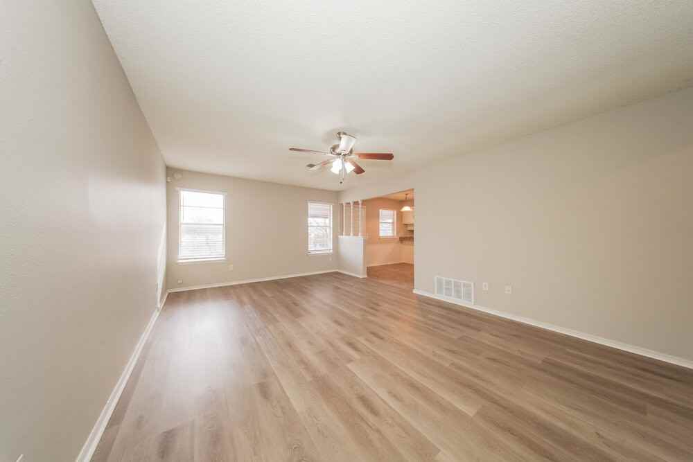 1212 Se 11th St - Photo 4 of 16