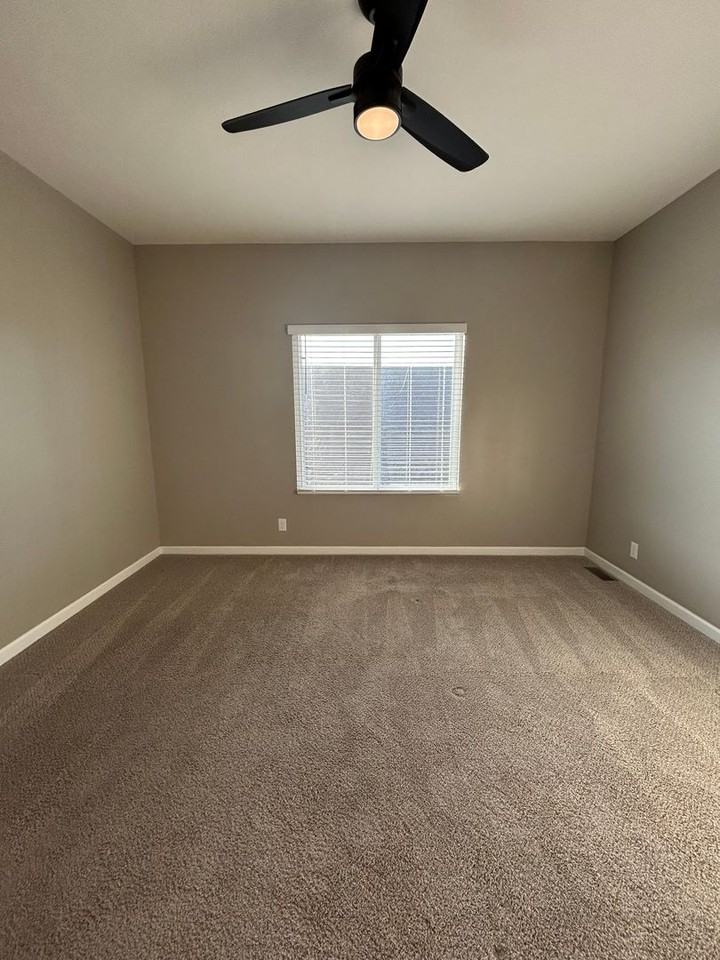 8124 S 178th St - Photo 7 of 36