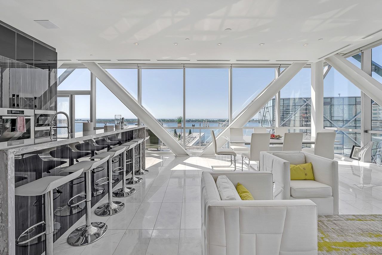 39 Queens Quay E #1401