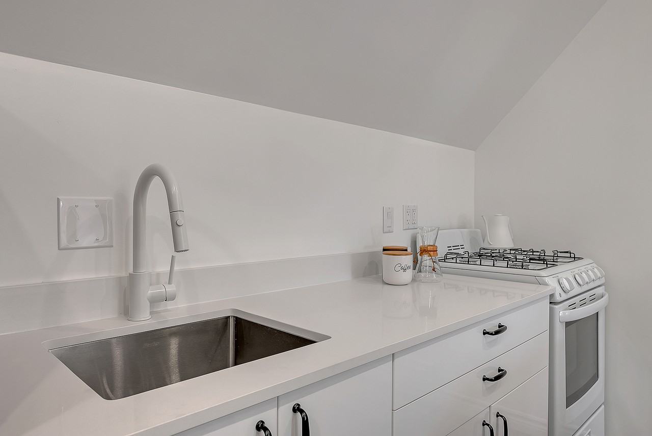 195 Osler St #1 - Photo 6 of 27