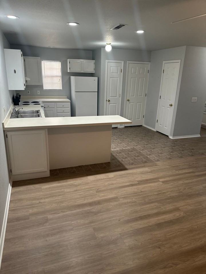 980 W Cleveland St - Photo 3 of 16