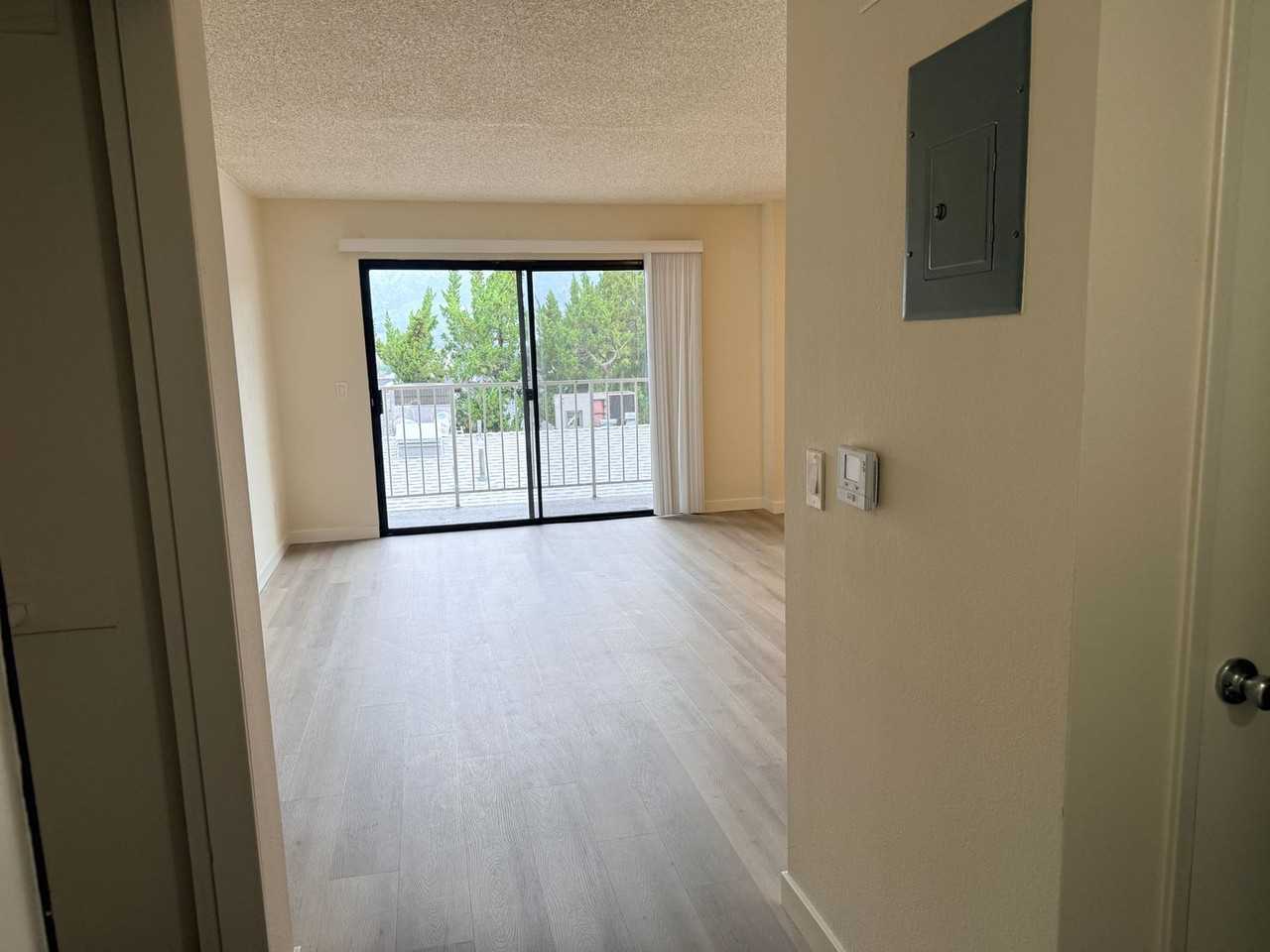 10418 Scoville Ave - Photo 4 of 14