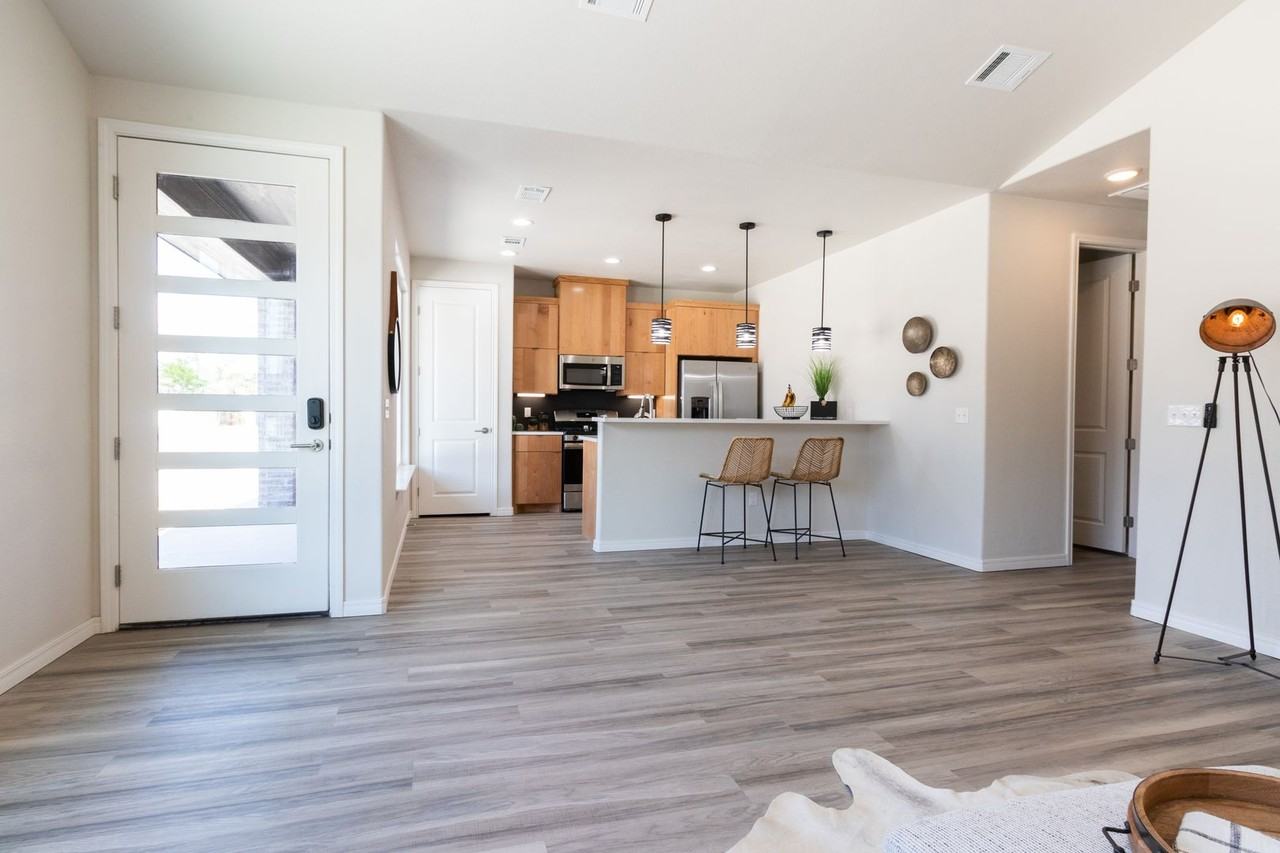 406 38th St #C - Photo 4 of 17