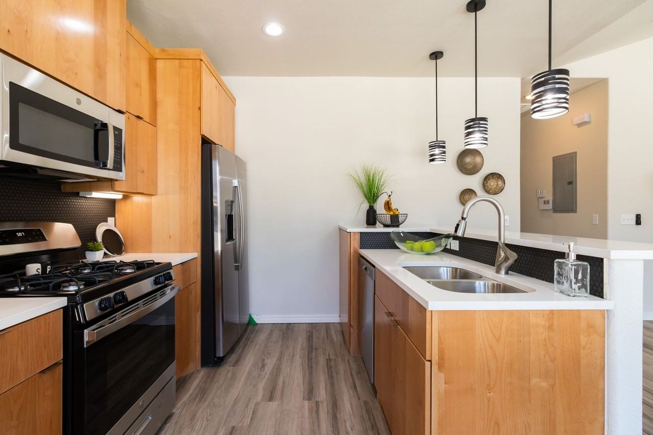 406 38th St #C - Photo 7 of 17