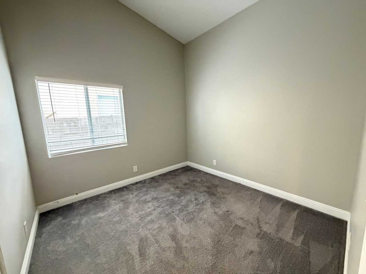 1433 Iron Springs Dr - Photo 7 of 10