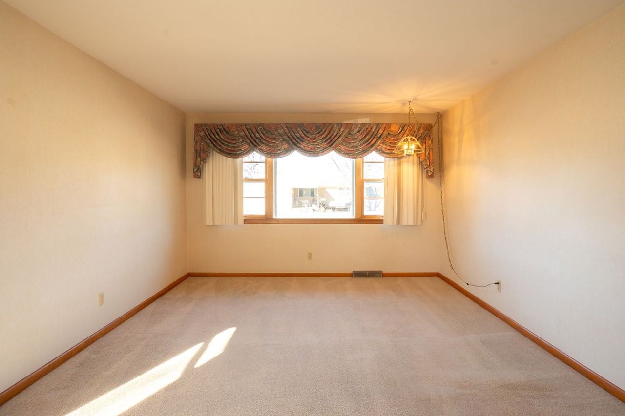 1002 S Capri Ln - Photo 2 of 24