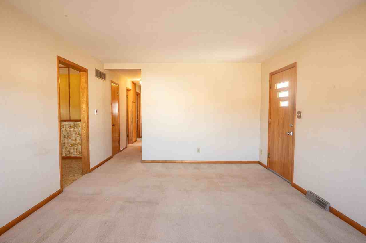 1002 S Capri Ln - Photo 3 of 24