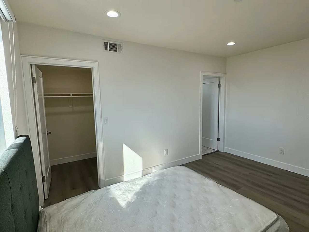 1269 W 36th St. - Photo 4 of 36