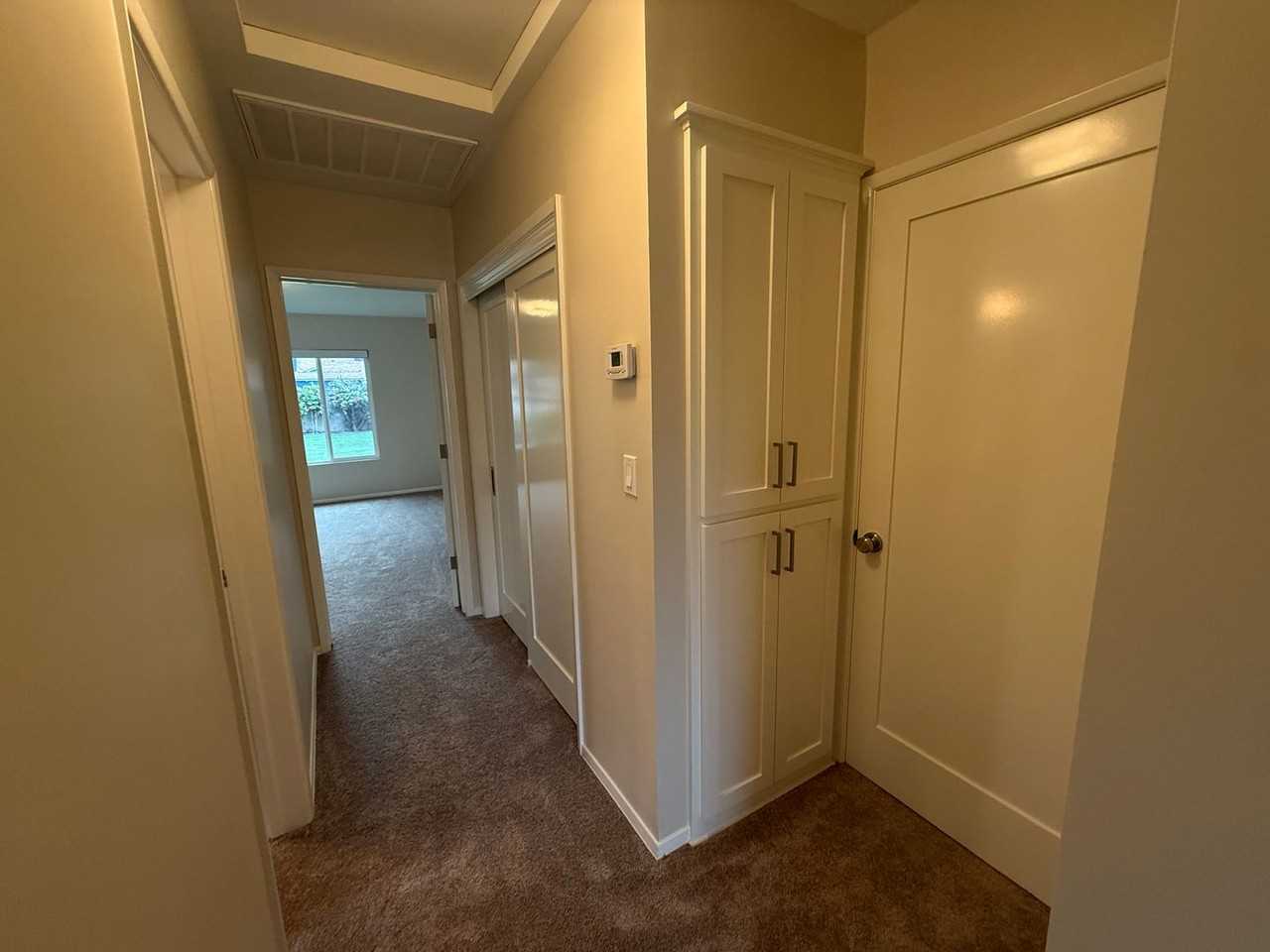 611 S Mariposa St - Photo 7 of 40