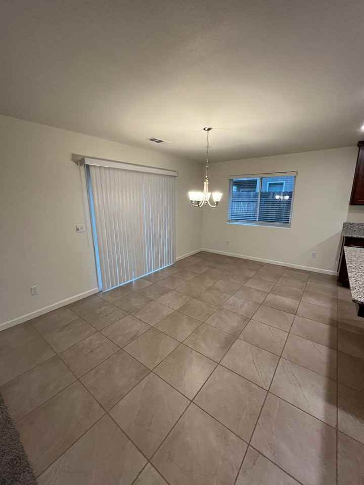 2624 W Mccomb Ave - Photo 4 of 11