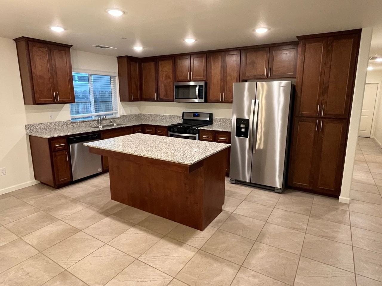 2624 W Mccomb Ave - Photo 5 of 11