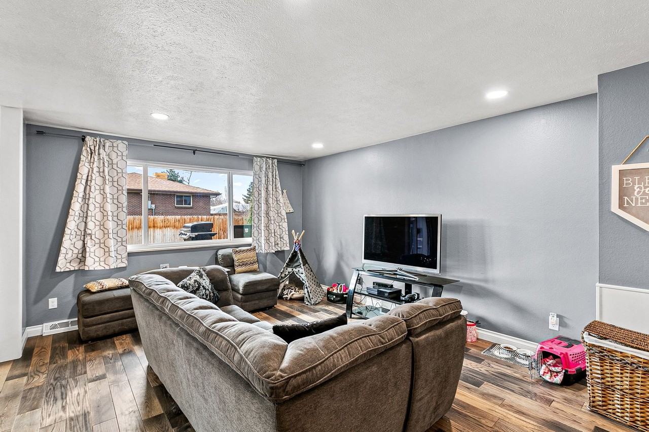 1277 S Independence St - Photo 5 of 26