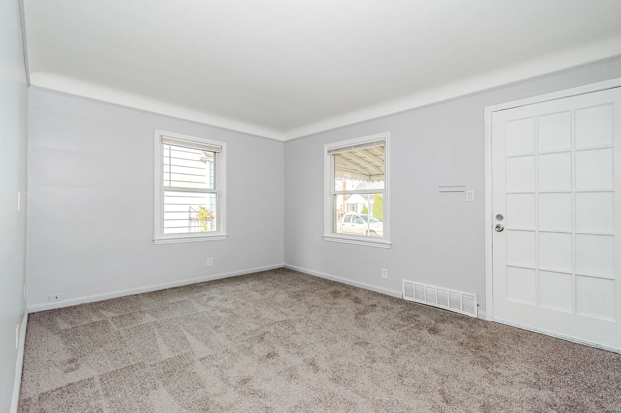 8126 Standard - Photo 2 of 15