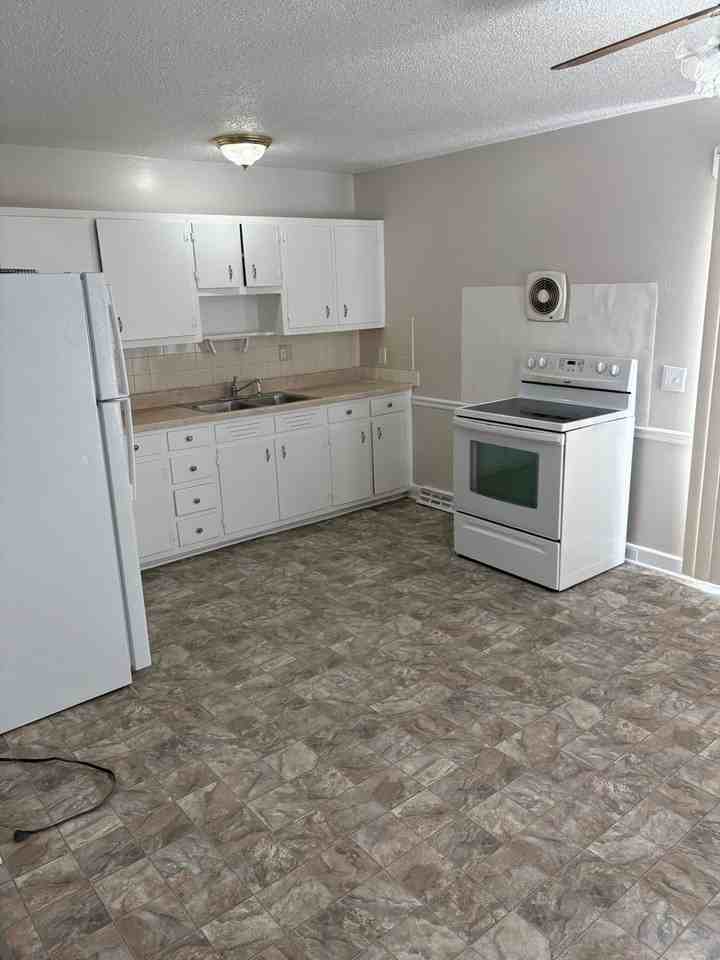 8405 E 111th St - Photo 2 of 9