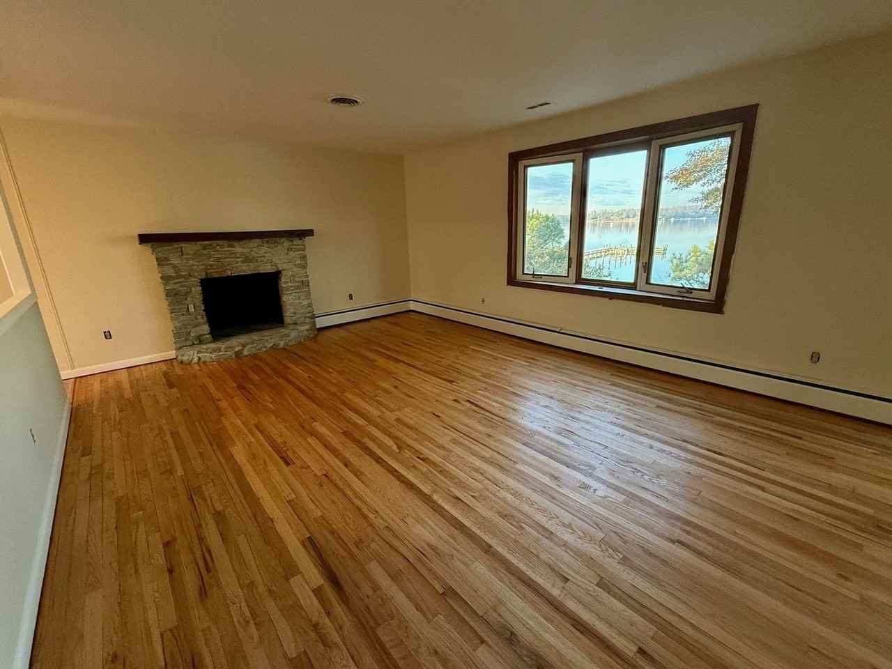 138 Round Bay Rd - Photo 3 of 17