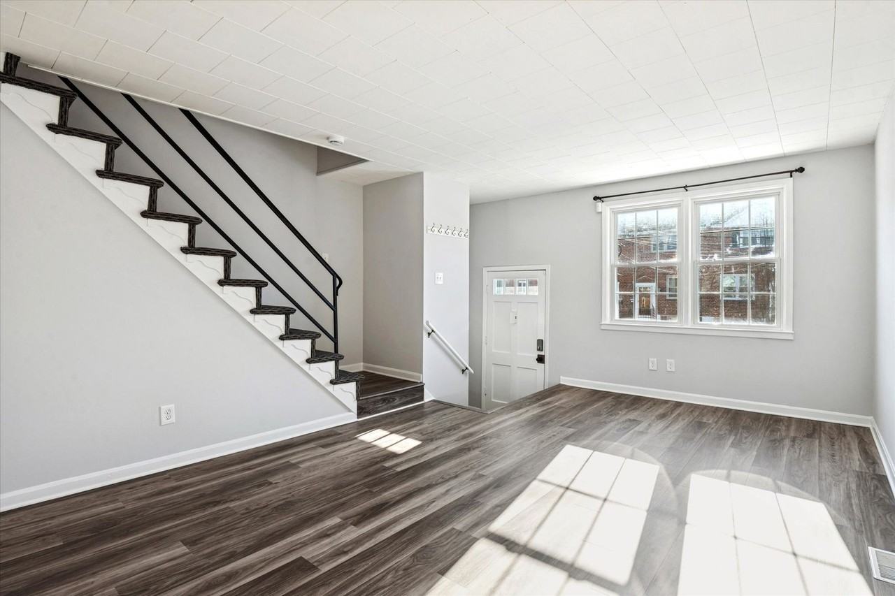 355 Mary St - Photo 3 of 20