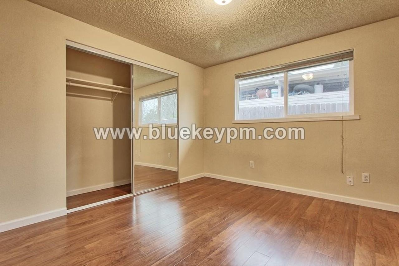 3805 Lincoln Ave - Photo 7 of 12