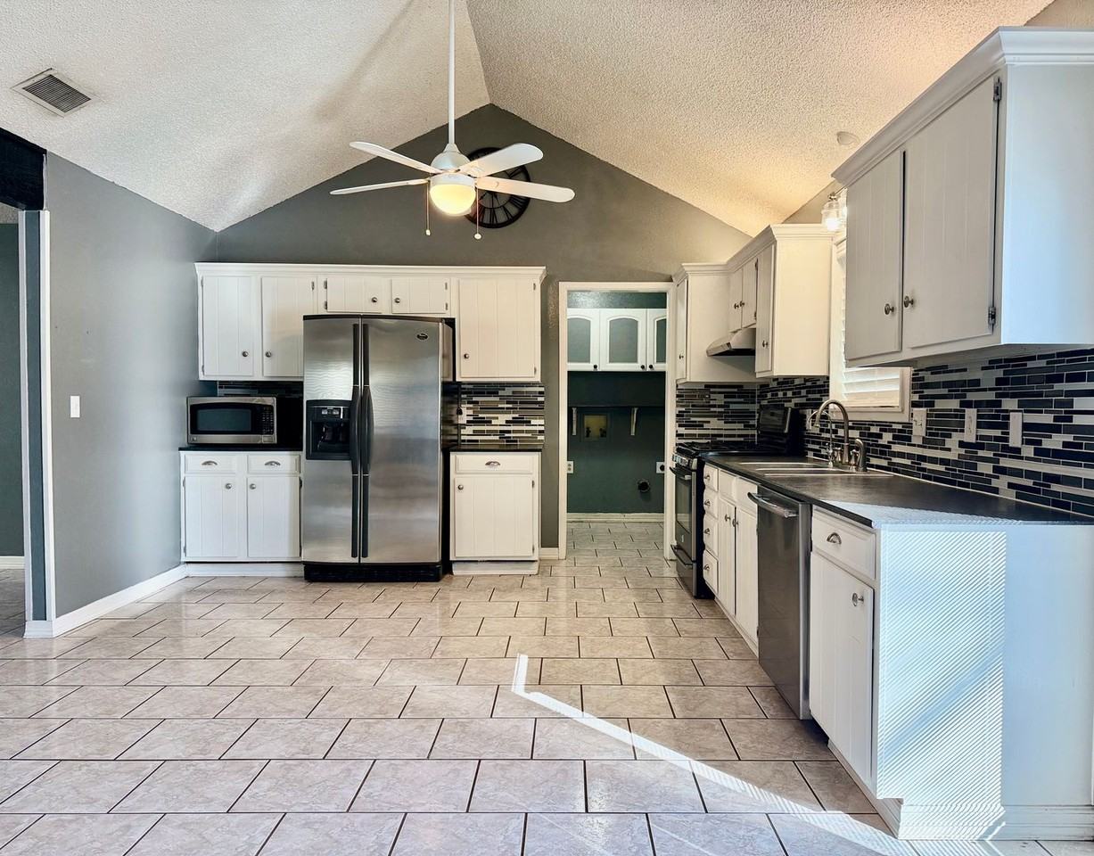 2515 Emerson Dr - Photo 3 of 18