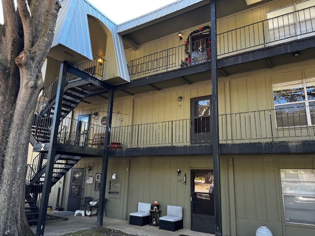 207 Riverbend Dr #207 - Photo 2 of 40