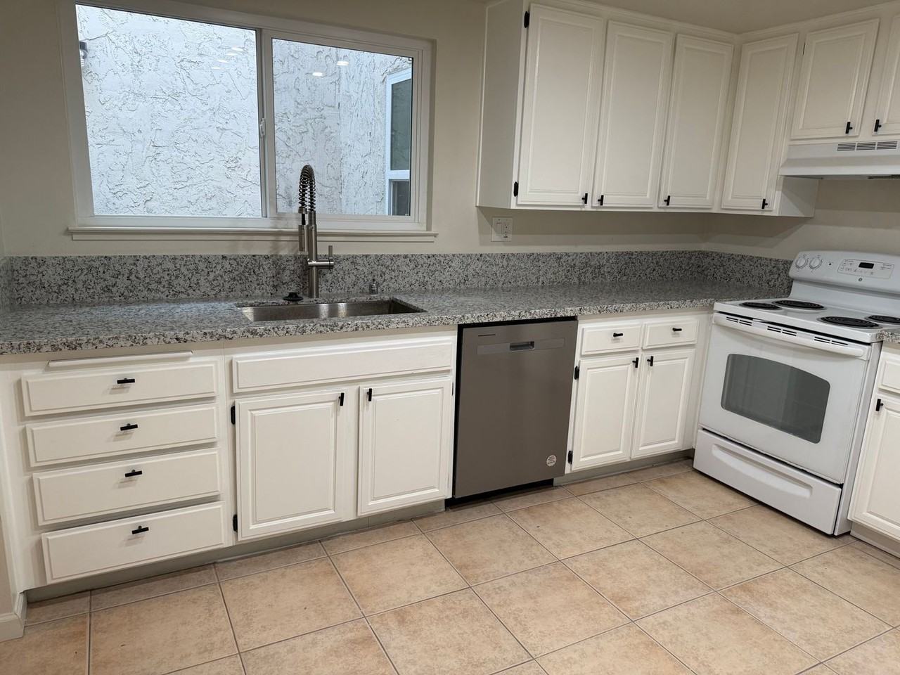 1270 Hartford Cir - Photo 2 of 8