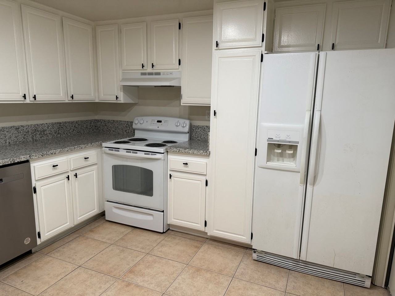 1270 Hartford Cir - Photo 3 of 8