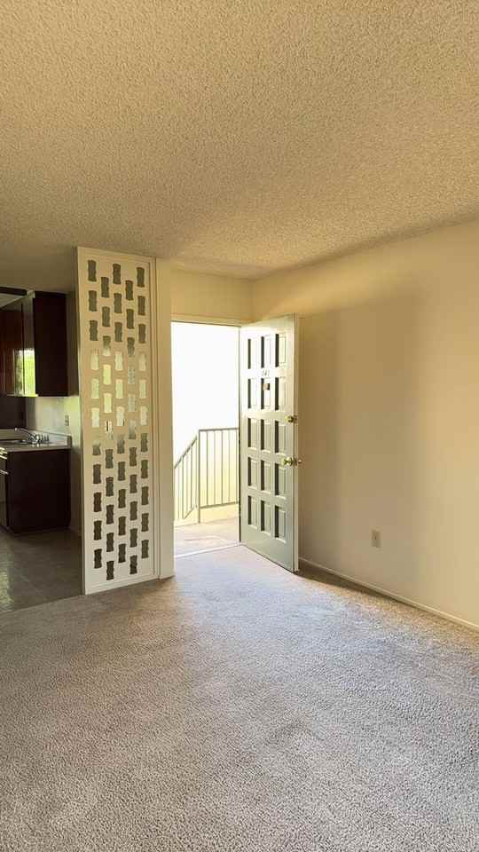 Large 2 bedroom Apartment in Clairemont - Photo 7 of 11