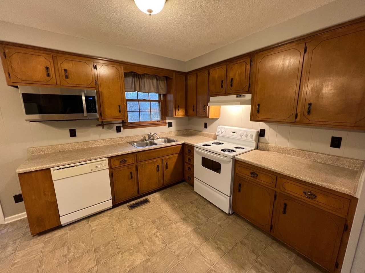 3105 Spring Creek Ct - Photo 3 of 9