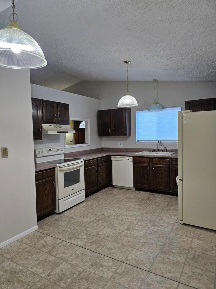 950 N Park Dr - Photo 4 of 17