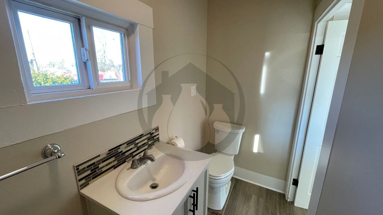 1121 Ne Baker St #1-4 - Photo 4 of 5