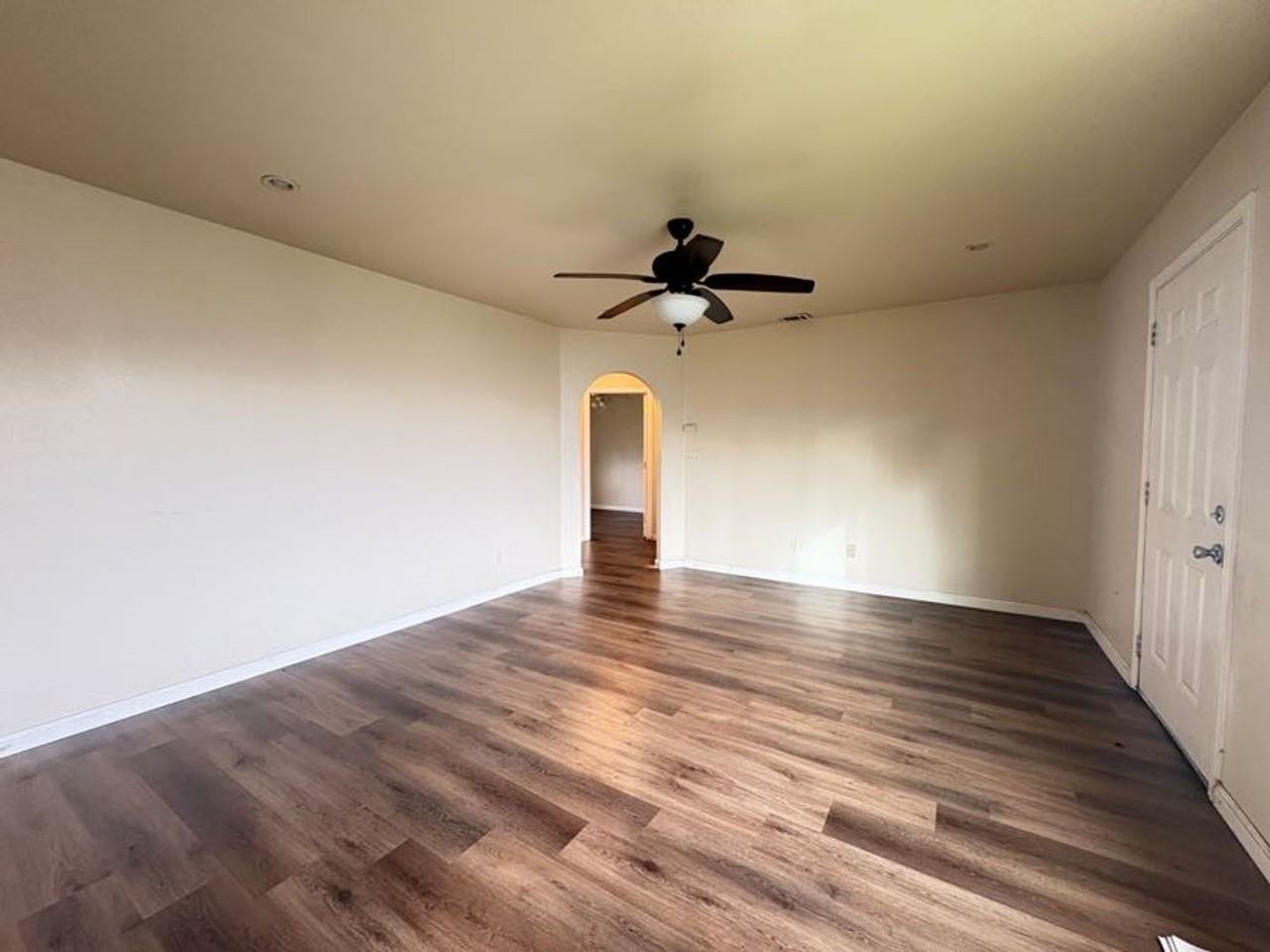 1003 Victoria Ave - Photo 3 of 20