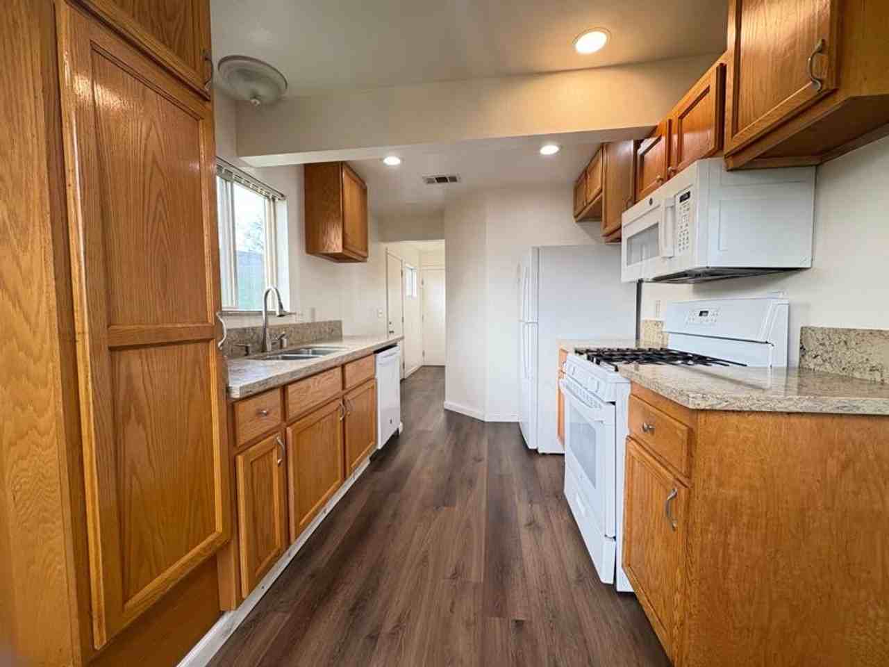 1003 Victoria Ave - Photo 4 of 20