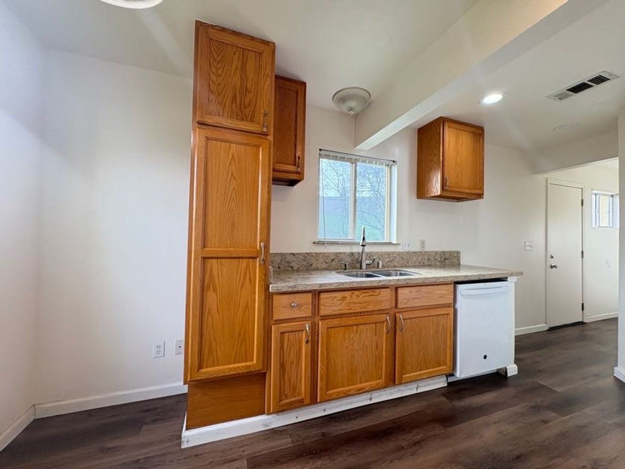 1003 Victoria Ave - Photo 5 of 20