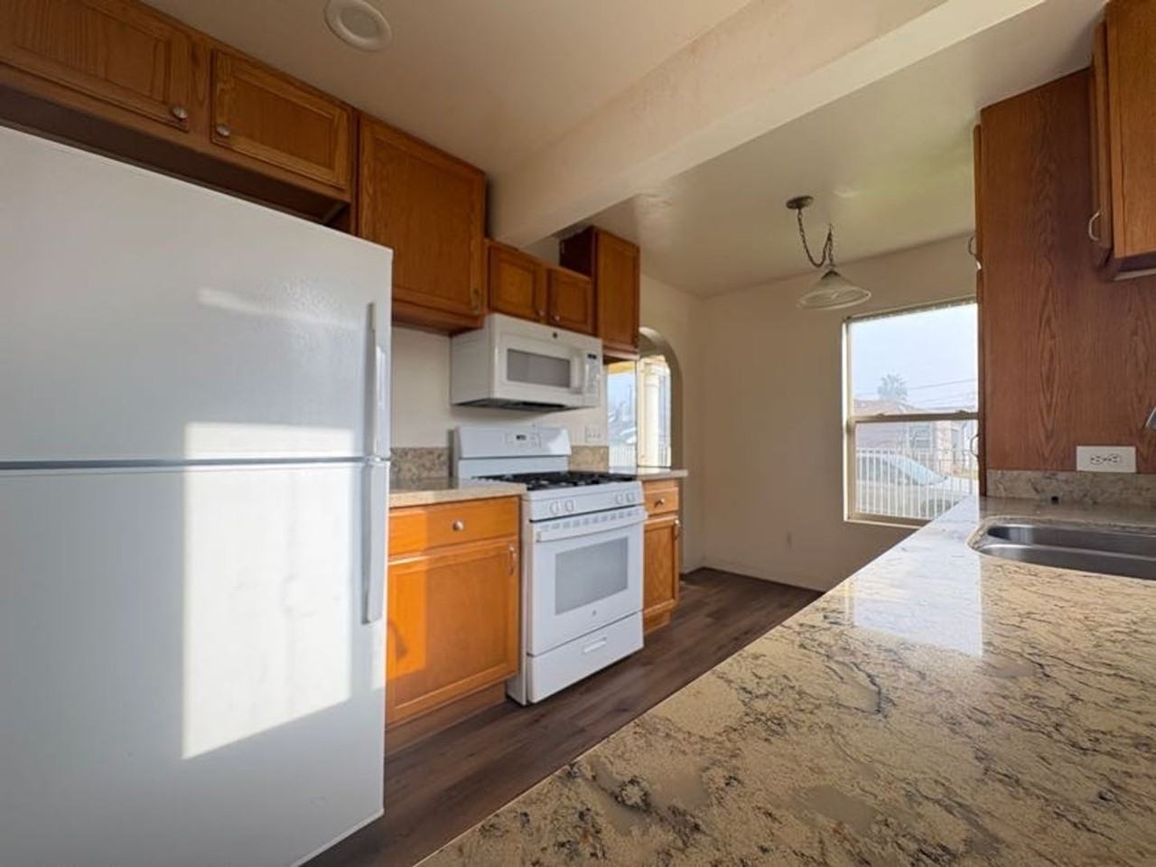 1003 Victoria Ave - Photo 7 of 20