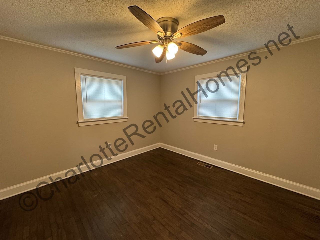 901 N Weldon St - Photo 4 of 7