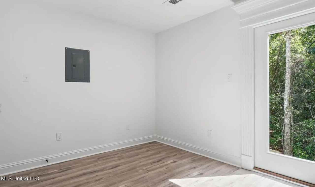 1525 2nd St - Photo 5 of 13