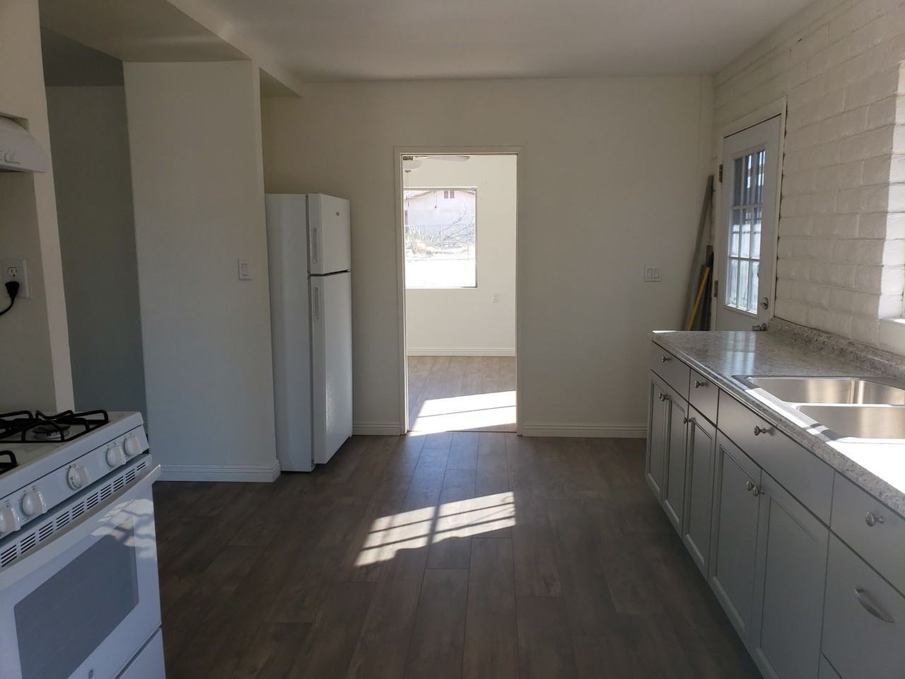 261 S 6th Ave - Photo 7 of 22