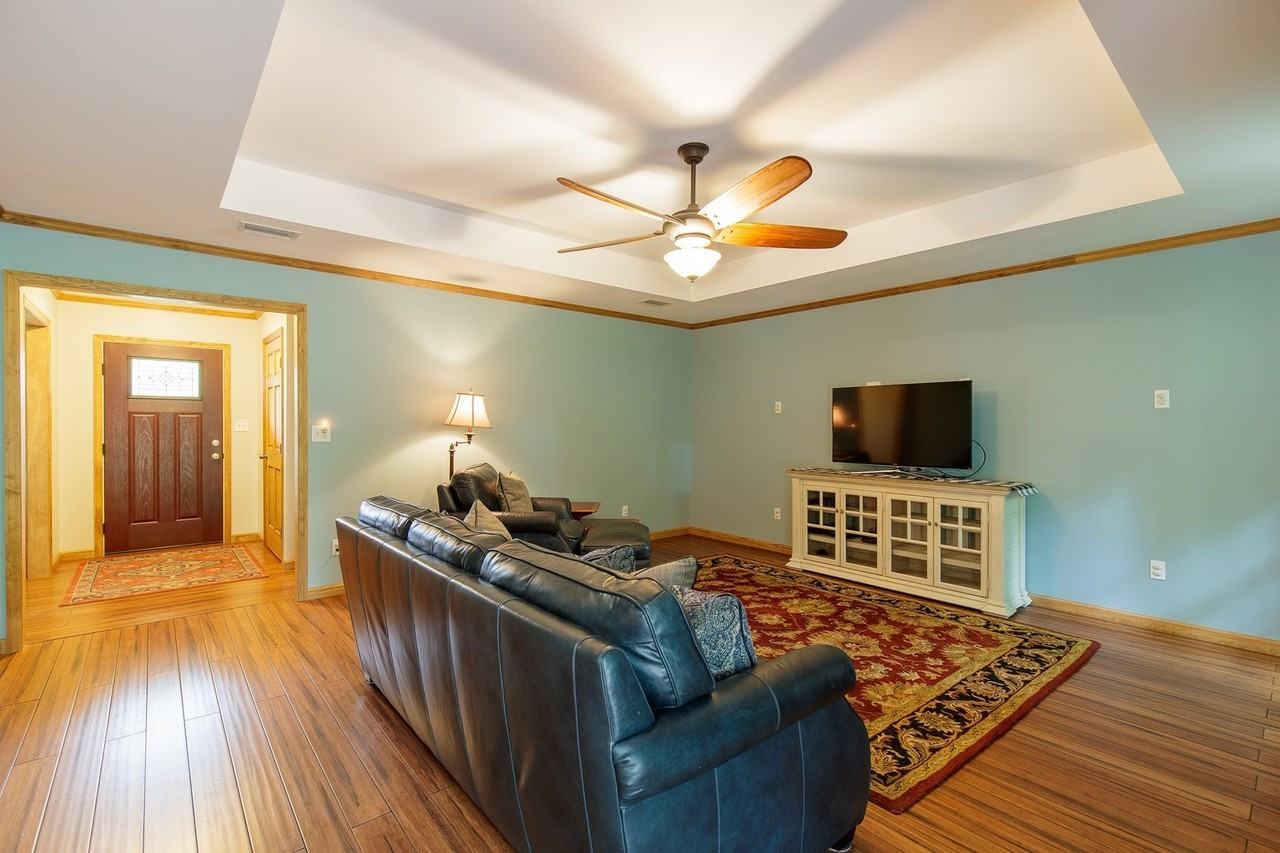 4404 Mayfield Ln - Photo 4 of 27