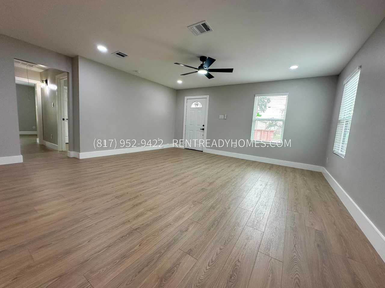 10529 Muscatine St - Photo 2 of 19