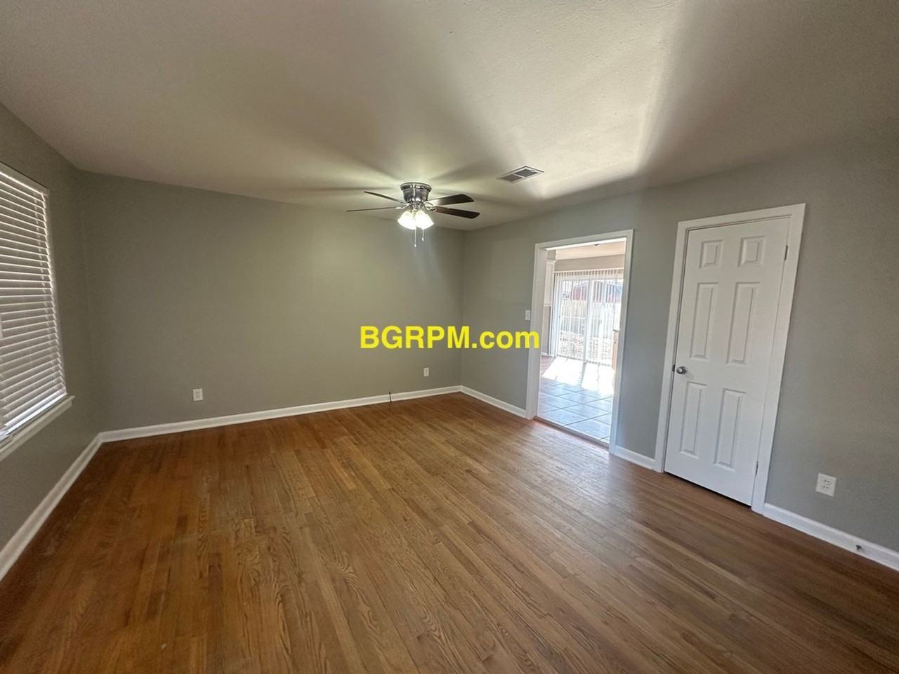 1211 Lee St - Photo 2 of 8