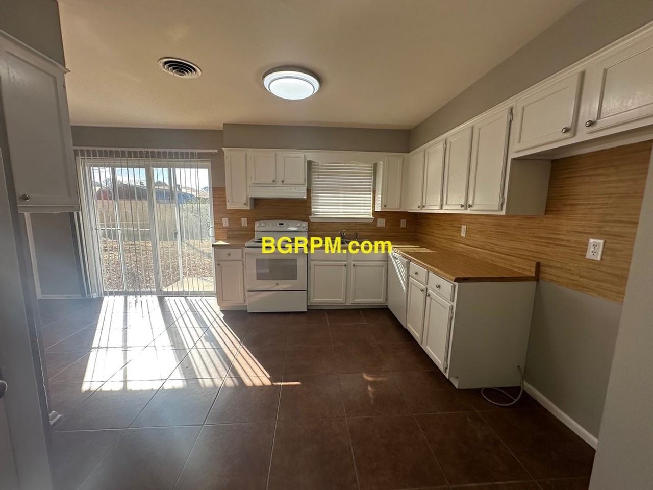 1211 Lee St - Photo 3 of 8