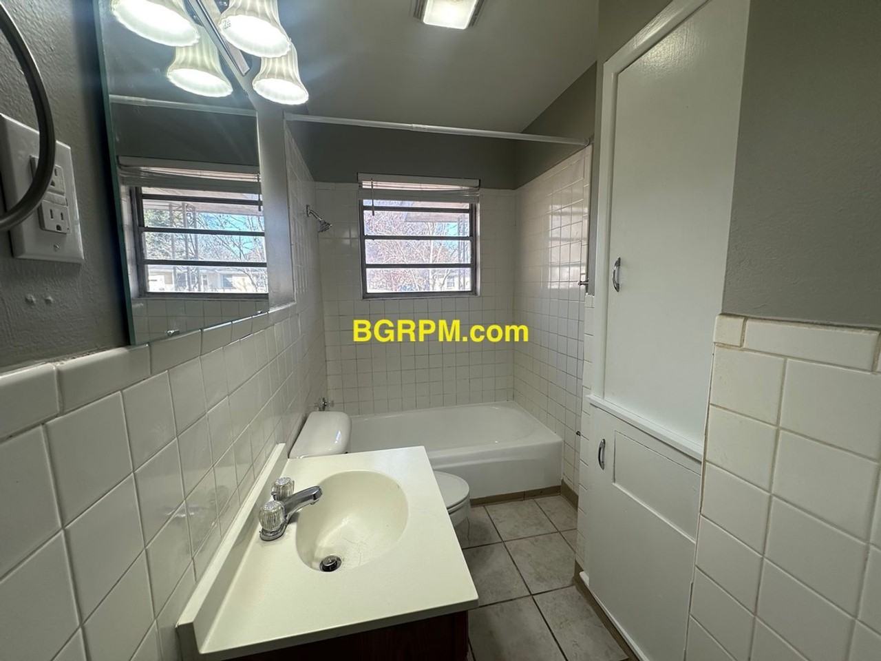 1211 Lee St - Photo 6 of 8