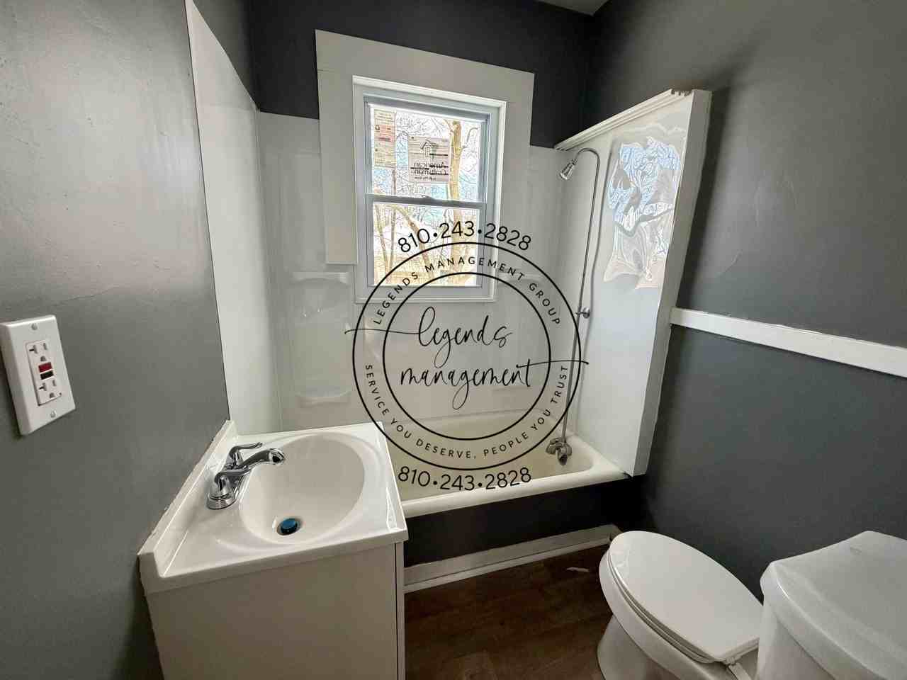 912 Hammond Ave - Photo 2 of 12