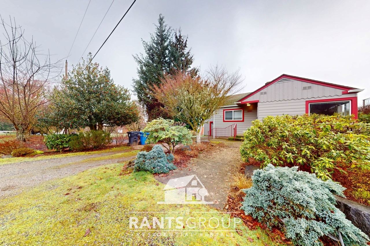 1821 Arbutus St Ne - Photo 5 of 35