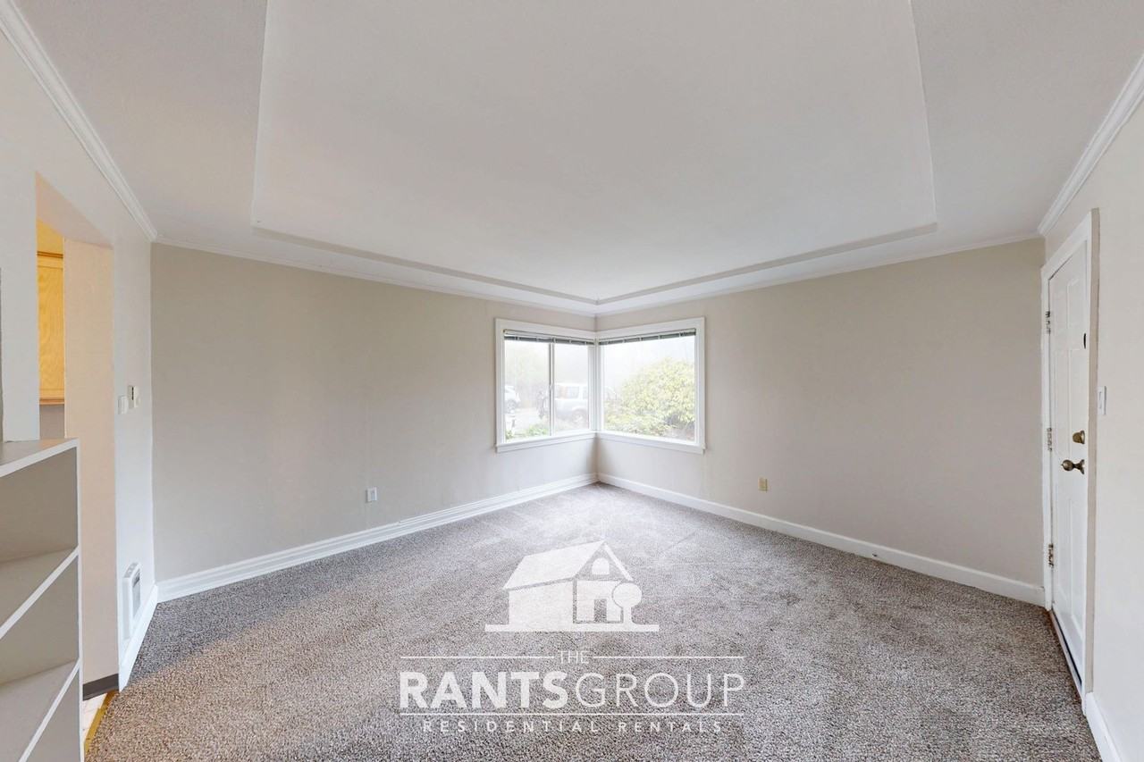 1821 Arbutus St Ne - Photo 7 of 35