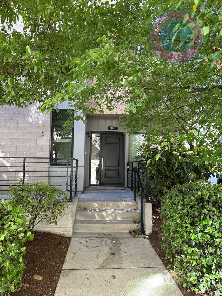 2046 Nw 16th Ave - Photo 2 of 42