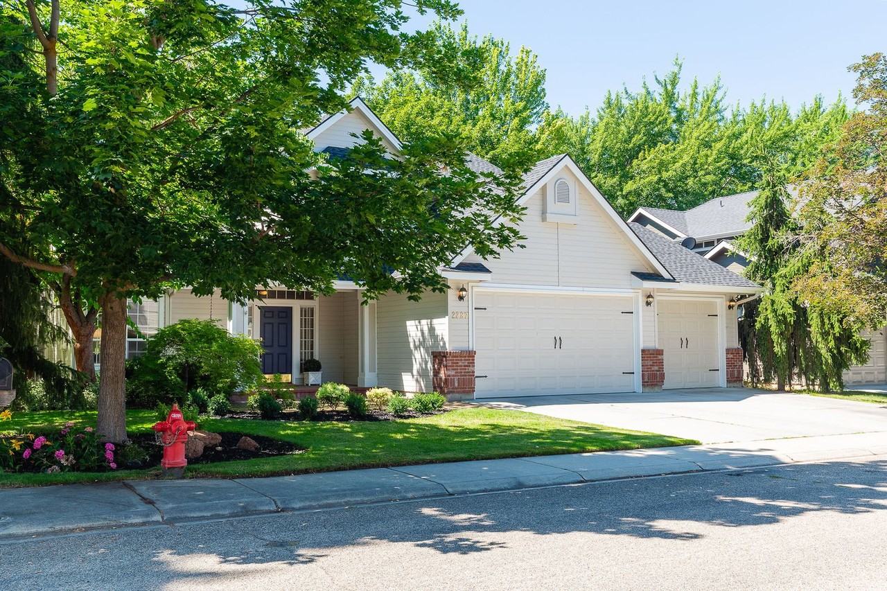 2287 E Ashbrook Dr - Photo 2 of 50