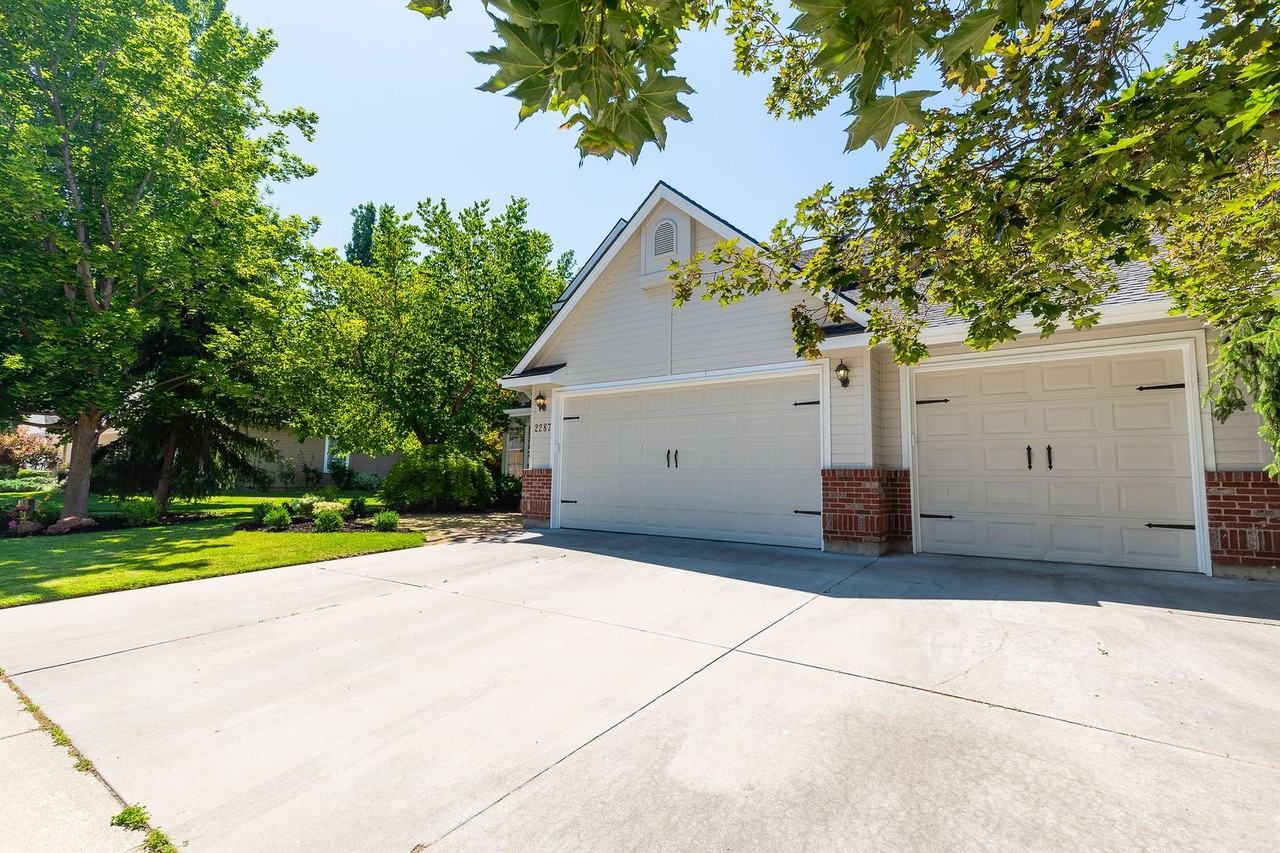 2287 E Ashbrook Dr - Photo 3 of 50