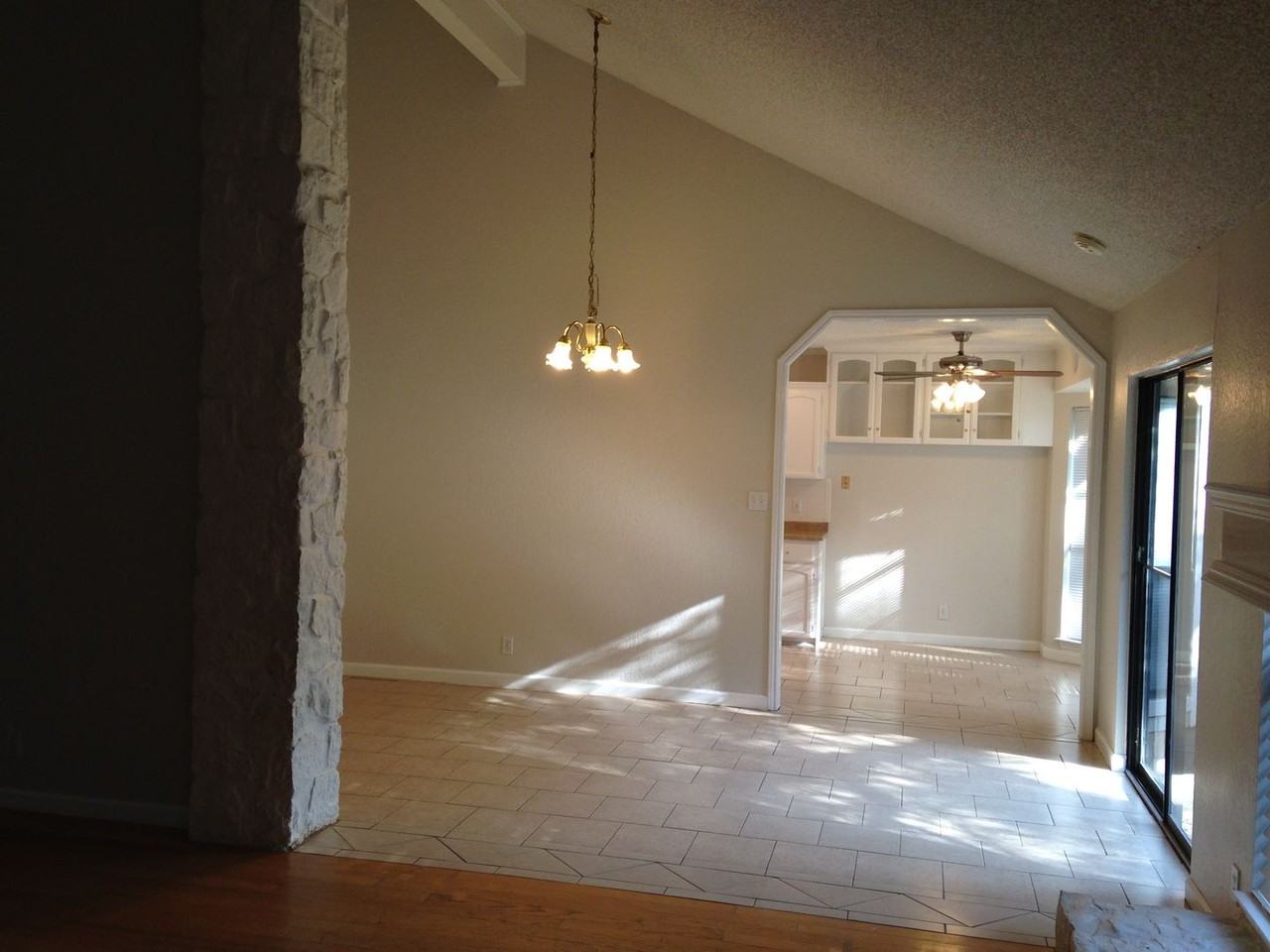 410 Deepwood Dr - Photo 4 of 17