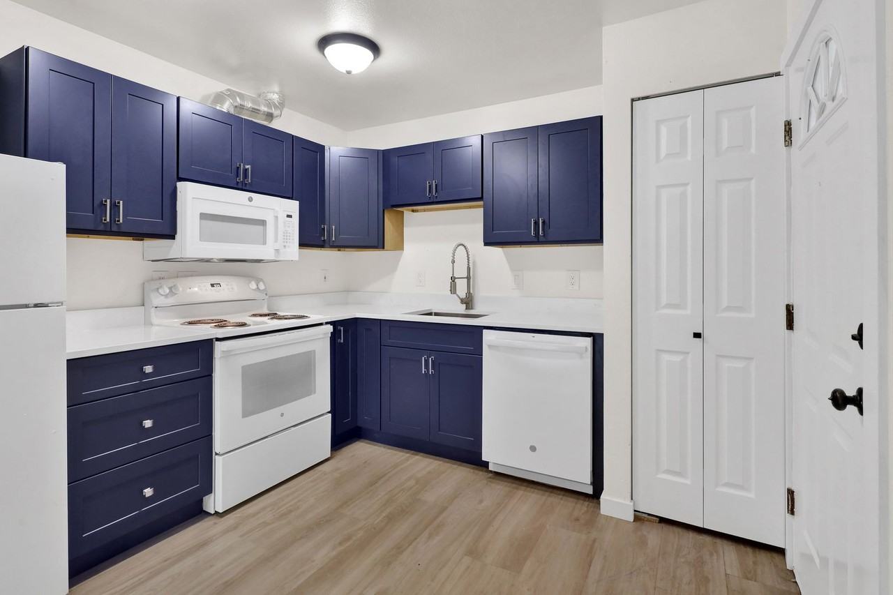 1405 E Sunset Drive - Photo 3 of 20