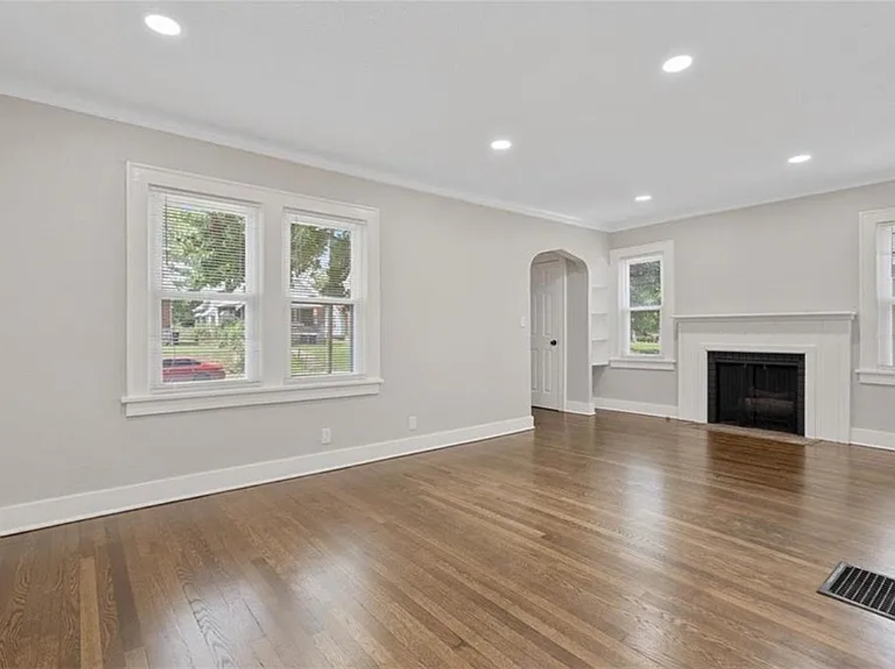 5247 Olive St - Photo 4 of 28